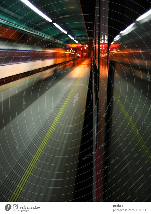 Dlouhá cesta zpátky Eisenbahn Bahnfahren Nacht dunkel Licht Ferien & Urlaub & Reisen Lokomotive Zugabteil Fenster Ferne Stadt Europa Geschwindigkeit Ankunft