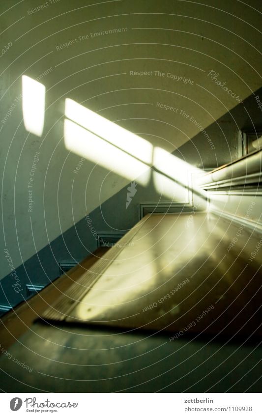 Treppe im Altbau Treppenhaus Treppengeländer Geländer aufsteigen Karriere Niveau Treppenabsatz Haus Häusliches Leben Wohngebiet Neigung diagonal Ecke