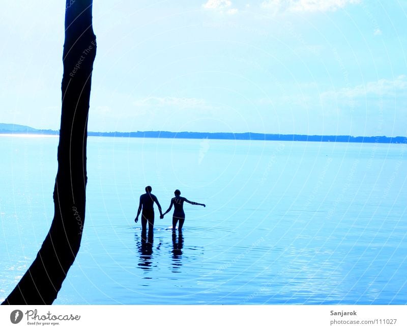 Frisch verliebt IV Chiemsee See Meer Wellen Reflexion & Spiegelung Wolken Bayern Sommer Ferien & Urlaub & Reisen Liebespaar kalt nass Hand in Hand Wasser blau