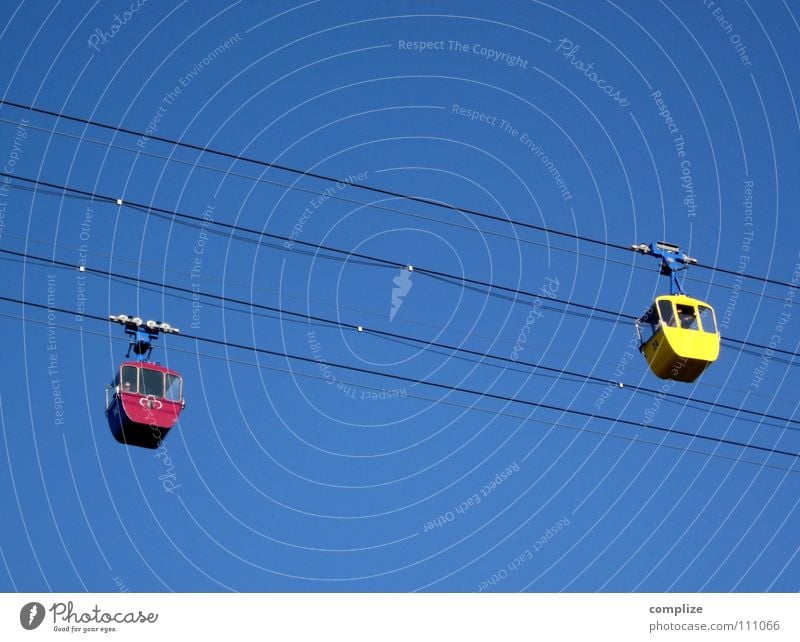 seitwärts Seilbahn oben abseilen fahren Bewegung Skilift Sommer Winter stark Stahl rot gelb begegnen Hallo rechts links Verkehr Spielen Luftverkehr