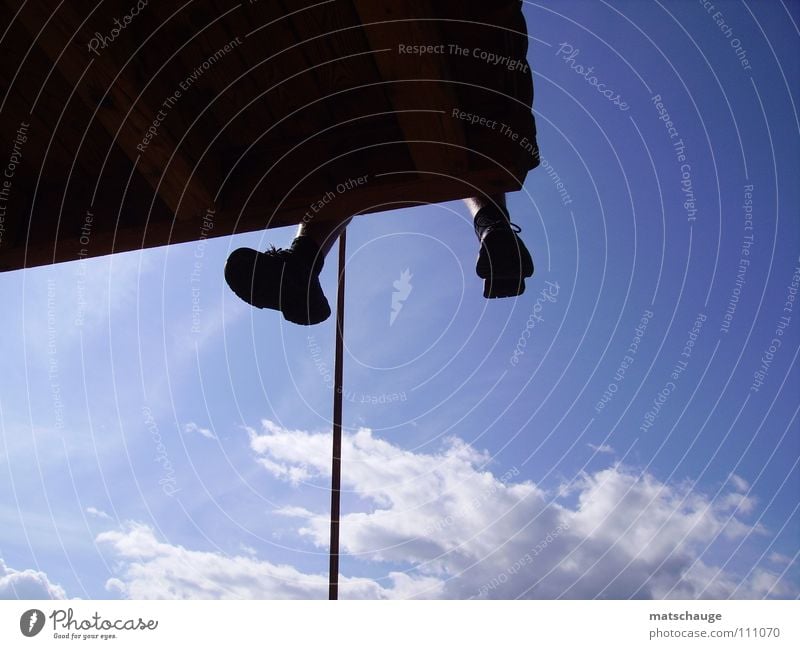 Riesenbaby beim Abseilen Balkon Schuhe Wolken Haus abseilen Himmel loslassen Freizeit & Hobby gefährlich Beine Fuß Schatten Seil Freiheit Flucht blau Sky clouds