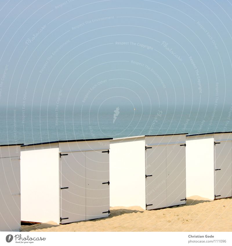 Strandarchitektur Belgien Sand Badehaus Badewasser Badetuch Strandkorb Strandhaus Sommer Himmel Meer Horizont Ferien & Urlaub & Reisen weiß blau Tür Küste