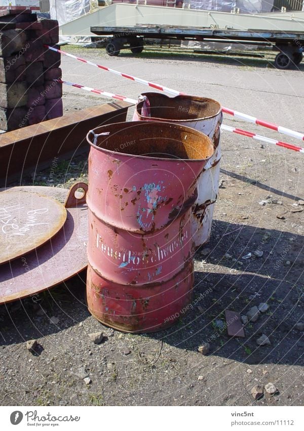 Feuerlöschwasser Fass Löschwasser rot Industrie Rost Hafen