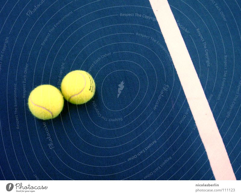 in der halle mag ich nich Freude Freizeit & Hobby Spielen Sport Ball Sportstätten Sportveranstaltung Menschenleer Platz Linie Streifen blau gelb weiß