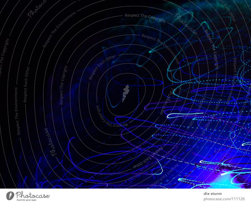 Lichtgemälde dunkel Lichtspiel schwarz Belichtung Langzeitbelichtung Beleuchtung glühen blau im Bett entstanden spielen mit Licht tief Aussehen