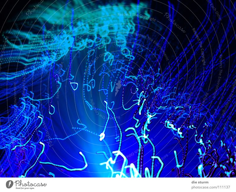 Lichtgemälde dunkel türkis schwarz Langzeitbelichtung Belichtung Experiment Lampe blau Tiefsee? Zeit und Raum Lichtspielzeug Lichtfäden