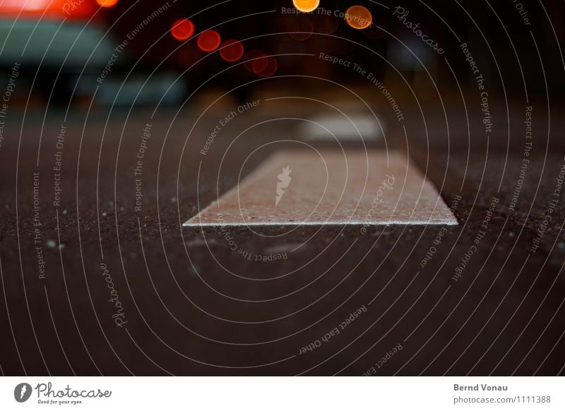 Reflexzone Verkehr Straße PKW Schilder & Markierungen dunkel gelb rot Asphalt Kreis Boden Autoscheinwerfer Rücklicht bodennah Am Rand Zone Fahrbahnmarkierung