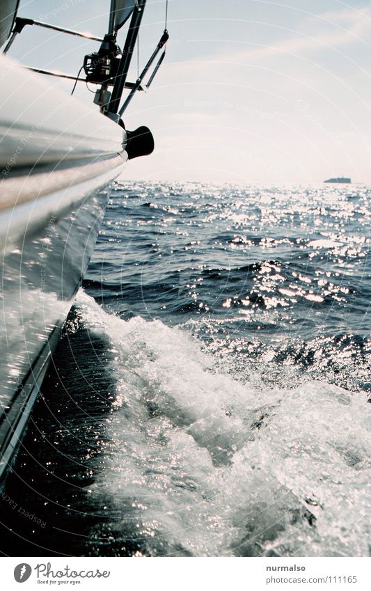 drive into the blue Segelboot Wasserfahrzeug Sportboot Meer See Horizont Meerwasser Gischt fahren Reling Oberkörper Wellen Fernweh reich Freude Sommer Spielen