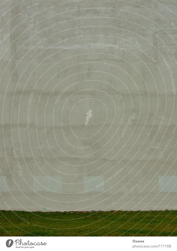 ich fühle mich heute so leer Wand Mauer Haus Gebäude grau Gras Trauer kalt abweisend hart Beton Gedankenarmut rücksichtslos Verachtung abfällig Wut Ärger