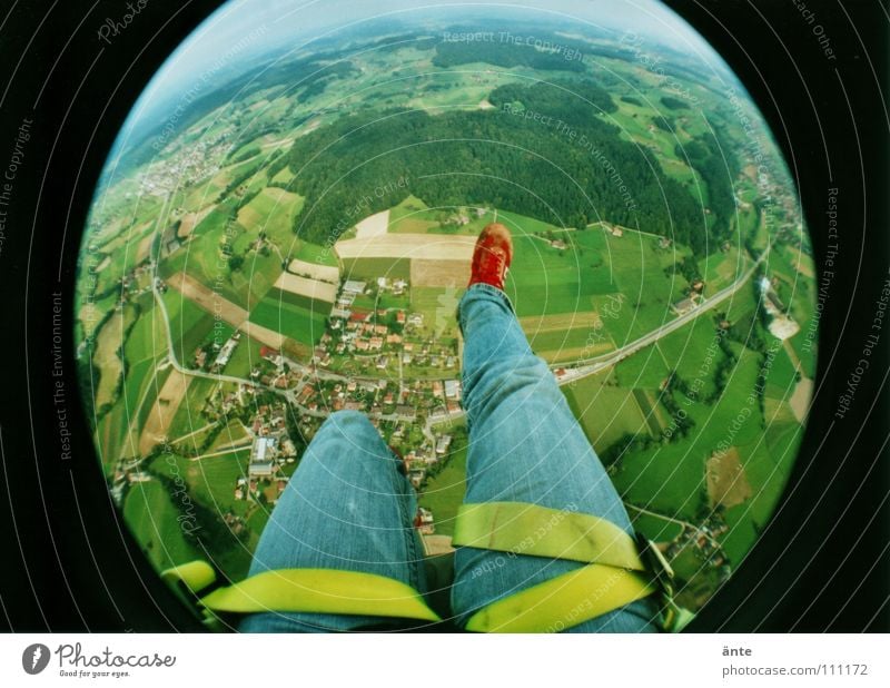 oaaaaahh!! Gleitschirm ungeheuerlich Schweben Schwerelosigkeit Vogelperspektive Aussicht Wald Gleitschirmfliegen Turnschuh Luft Fischauge Lomografie festhalten