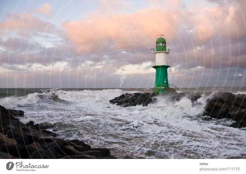 Leuchtturm im Sturm grün weiß Wellen Brandung Meer Rostock Warnemünde Brise Orkan Licht Klippe Hafen Ostsee Steife Sturmflut Wasserfahrzeug