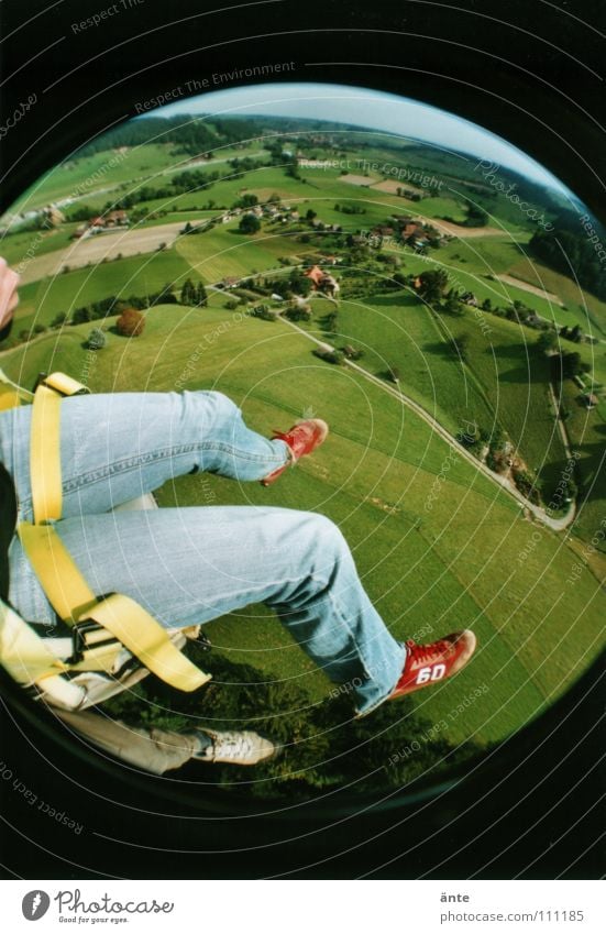 huiiiiii..! Gleitschirm ungeheuerlich Schweben Schwerelosigkeit Vogelperspektive Aussicht Gleitschirmfliegen Turnschuh Luft Fischauge Lomografie festhalten