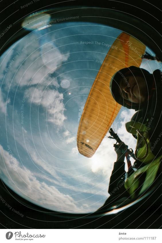 wheeee... Gleitschirm ungeheuerlich Schweben Schwerelosigkeit Gleitschirmfliegen Luft Fischauge Lomografie festhalten gefährlich Nervenkitzel fallen Beine Blick