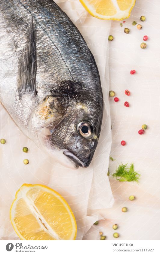 Ein gutes Paar - Dorade Fisch und Zitrone. Lebensmittel Kräuter & Gewürze Ernährung Mittagessen Abendessen Bioprodukte Vegetarische Ernährung Diät Lifestyle