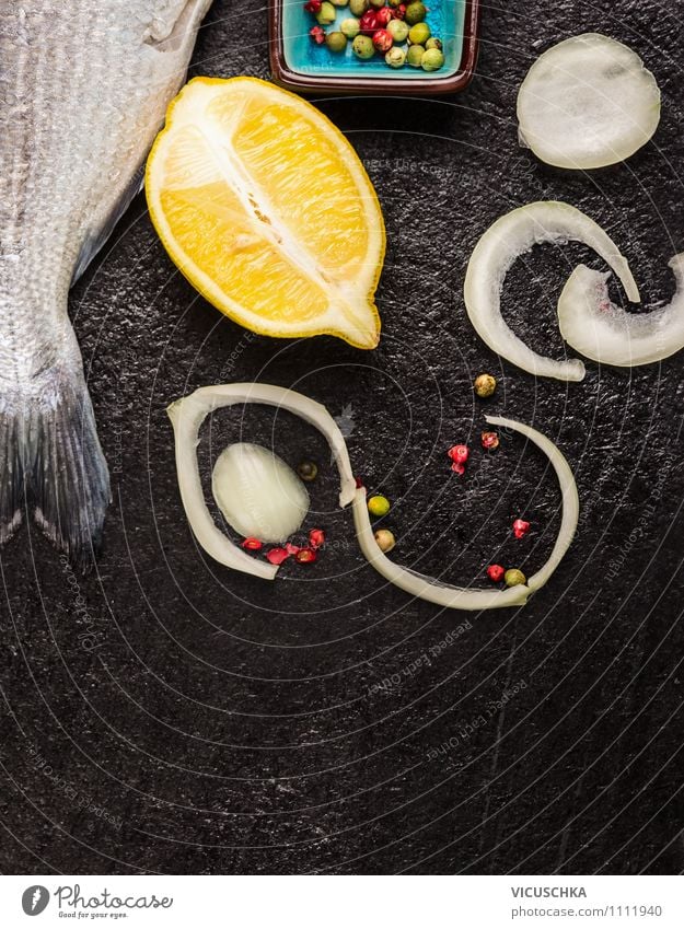 Fisch roh mit Zitrone, Zwiebel und Gewürzen Lebensmittel Kräuter & Gewürze Mittagessen Festessen Bioprodukte Vegetarische Ernährung Diät Schalen & Schüsseln