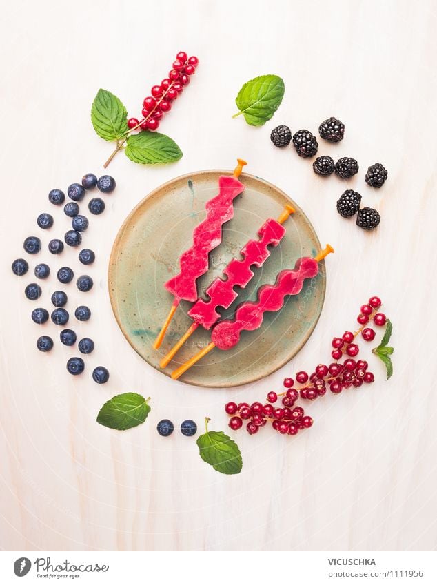 Beeren Wassereis mit Sommerbeeren Lebensmittel Frucht Dessert Süßwaren Ernährung Bioprodukte Vegetarische Ernährung Diät Italienische Küche Saft Teller Stil