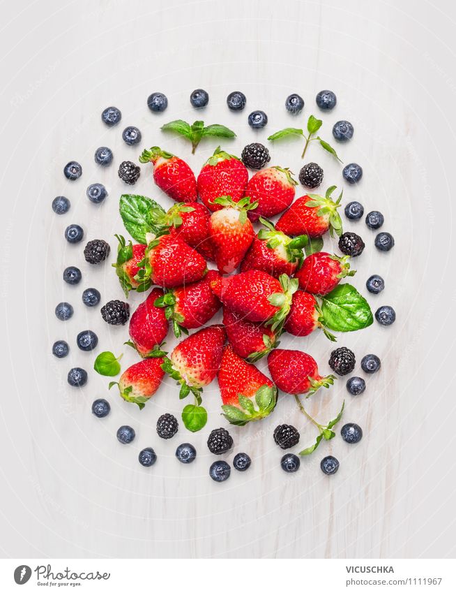 Brombeeren, Heidelbeeren , Erdbeeren Composing Lebensmittel Frucht Dessert Ernährung Frühstück Bioprodukte Vegetarische Ernährung Diät Saft Stil Design