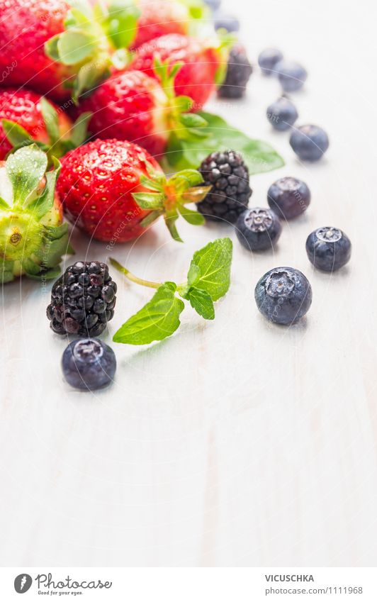 Sommerbeeren auf weißem Tisch Lebensmittel Frucht Dessert Ernährung Frühstück Bioprodukte Vegetarische Ernährung Diät Saft Stil Design Gesunde Ernährung Garten