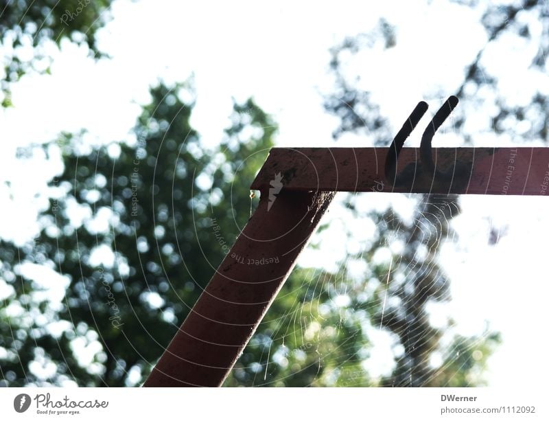 Ecke Freizeit & Hobby Renovieren Schulhof Baustelle Umwelt Himmel Metall glänzend alt retro grün ruhig stagnierend Spinnennetz Gerüst Treppengeländer Spielplatz