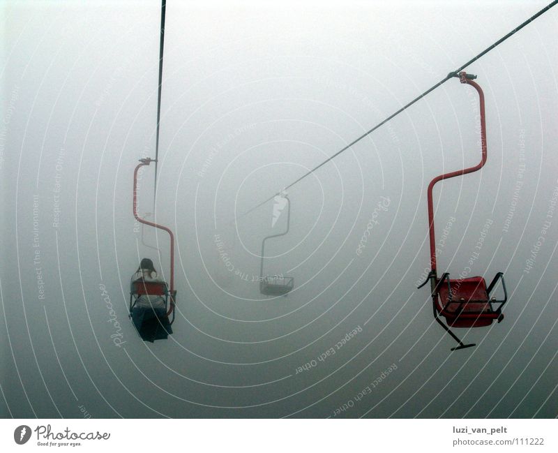 Bergfahrt grau Nebel Maria Himmelfahrt dunkel trüb Wolken schlechtes Wetter eng Außenaufnahme Frau rot weiß Sesselbahn Seilbahn Winter Herbst Berge u. Gebirge