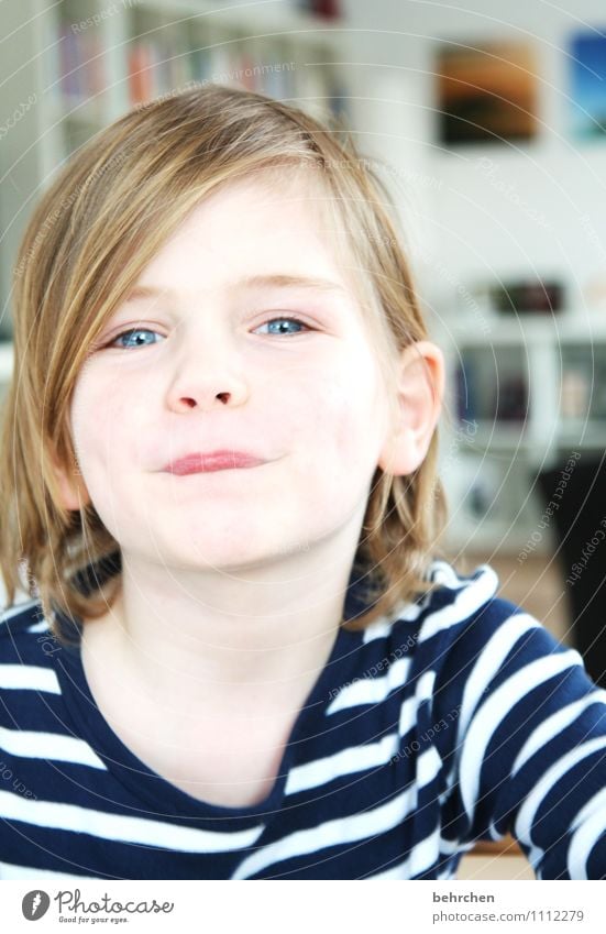 und, was machen wir jetzt? Junge Familie & Verwandtschaft Kindheit Gesicht Auge Nase Mund Lippen 3-8 Jahre blond langhaarig Lächeln lachen Spielen Coolness