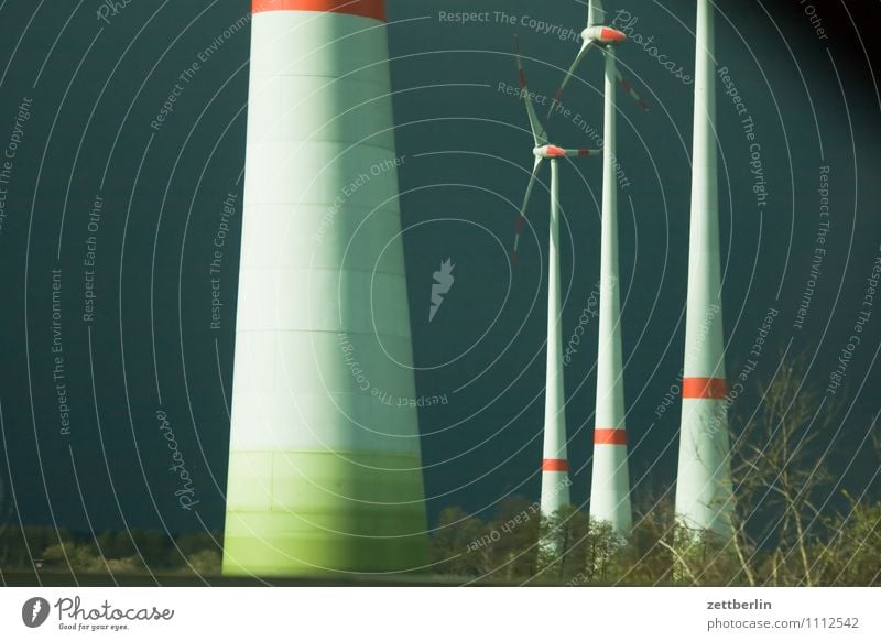 Windrad vor Sturmfront Gewitter Himmel Park Tourismus Wetter Wolken Windkraftanlage Energie Energiewirtschaft Unwetter Wolkendecke schlechtes Wetter Sockel