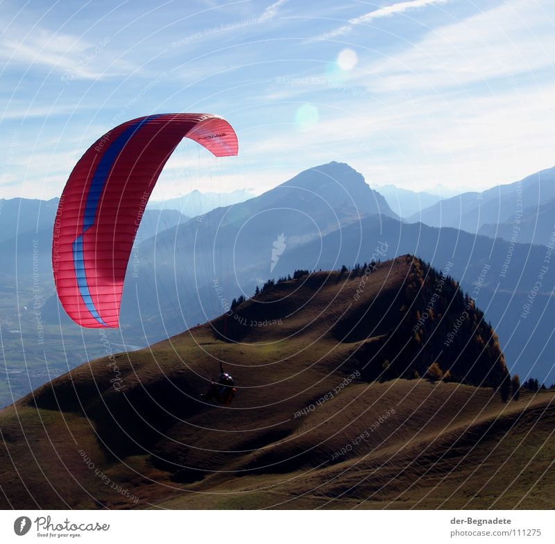 Fliegen im Heidiland Herbst Oktober Kanton Graubünden Schweiz Hügel Bergkuppe Bergkamm Horizont Berghang Freizeit & Hobby Ferien & Urlaub & Reisen wandern grün