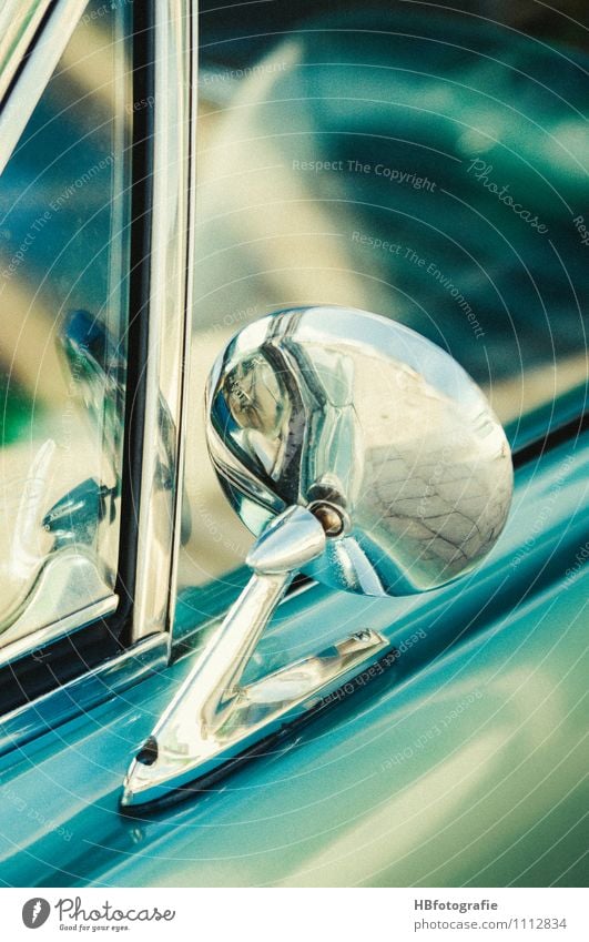 Rückspiegel PKW Oldtimer glänzend retro türkis Chrom us-car Seitenfenster Farbfoto Außenaufnahme Detailaufnahme Textfreiraum rechts Textfreiraum oben Tag