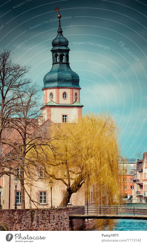 Rathausturm Ettlingen Tourismus Städtereise Baum Trauerweide Bach Baden-Württemberg Deutschland Europa Kleinstadt Altstadt Menschenleer Brücke Turm retro