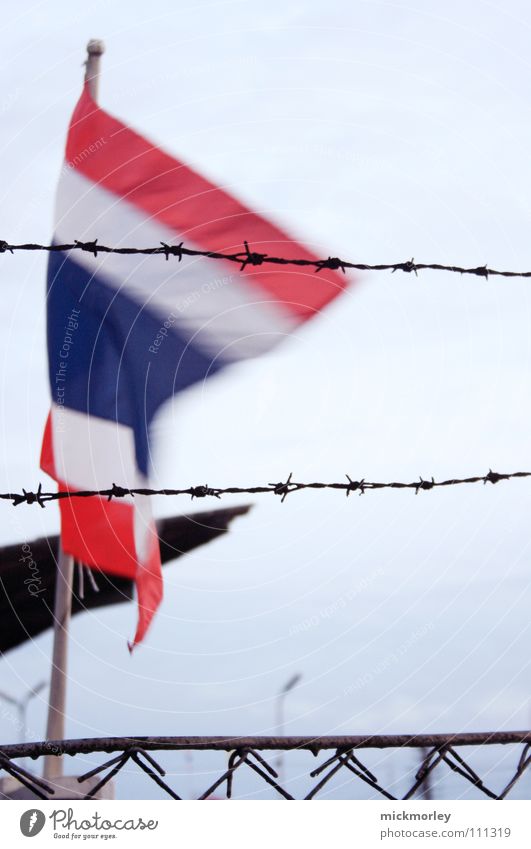 thailand Thailand Fahne Ferien & Urlaub & Reisen Stacheldraht Zaun gefährlich Wind Politik & Staat Asien flag bedrohlich Himmel journey holidays heaven Diktatur