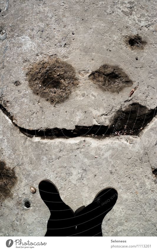 how you doin? Beine Fuß 1 Mensch Straße Schuhe Stiefel Stein Beton Linie Lächeln lachen kaputt Gefühle Stimmung Freude Glück Fröhlichkeit Lebensfreude Farbfoto