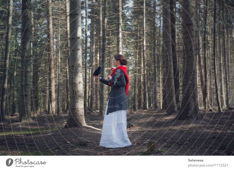 . Mensch feminin Frau Erwachsene 1 Umwelt Natur Frühling Pflanze Baum Wald Kleid Mütze natürlich Farbfoto Außenaufnahme Ganzkörperaufnahme