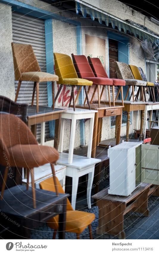 (r)ausverkauf Lifestyle kaufen Reichtum Stil Innenarchitektur Möbel Sessel Stuhl Tisch Wirtschaft Handel Berlin Neukölln Fassade verkaufen alt Second-Hand Laden