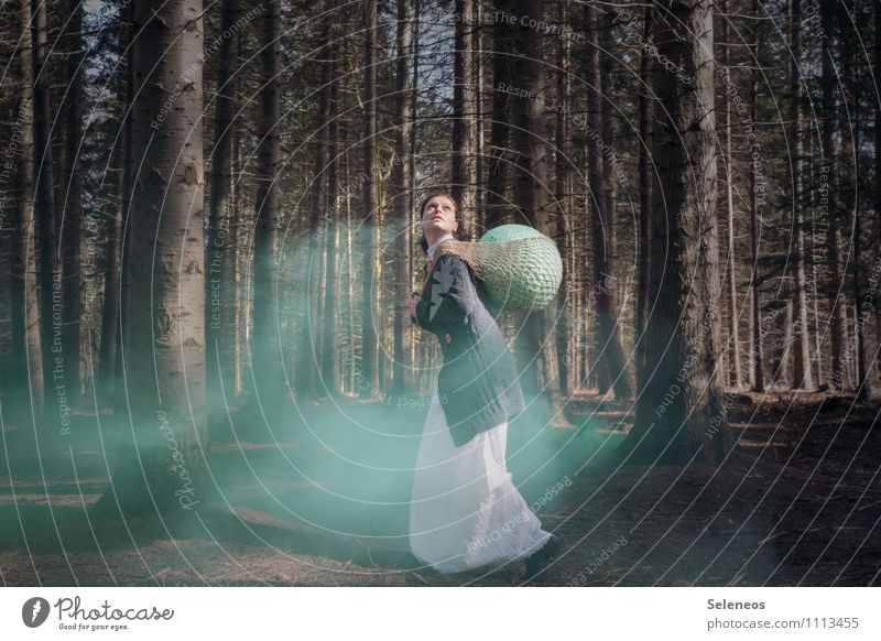 fröhliches Eiersuchen Mensch feminin Frau Erwachsene 1 Umwelt Natur Baum Wald Kleid Jacke entdecken Entschlossenheit Ostern Osterei Rauch Netz Farbfoto