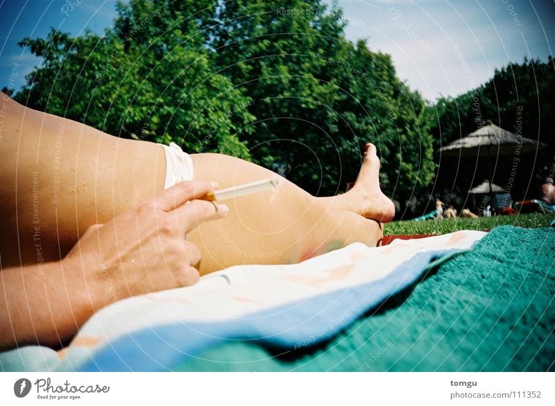 im freibad Sommer Freibad Zigarette Handtuch Badetuch Wiese Baum grün Gras Frau Lomografie Rauchen Himmel Beine