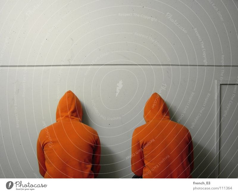 Wand vorm Kopf Mensch Kapuze Pullover Jacke weiß Studentenwohnheim Ecke blind Augsburg See Denken dumm Zwerg Mauer urinieren Guantanamo gefangen Folter