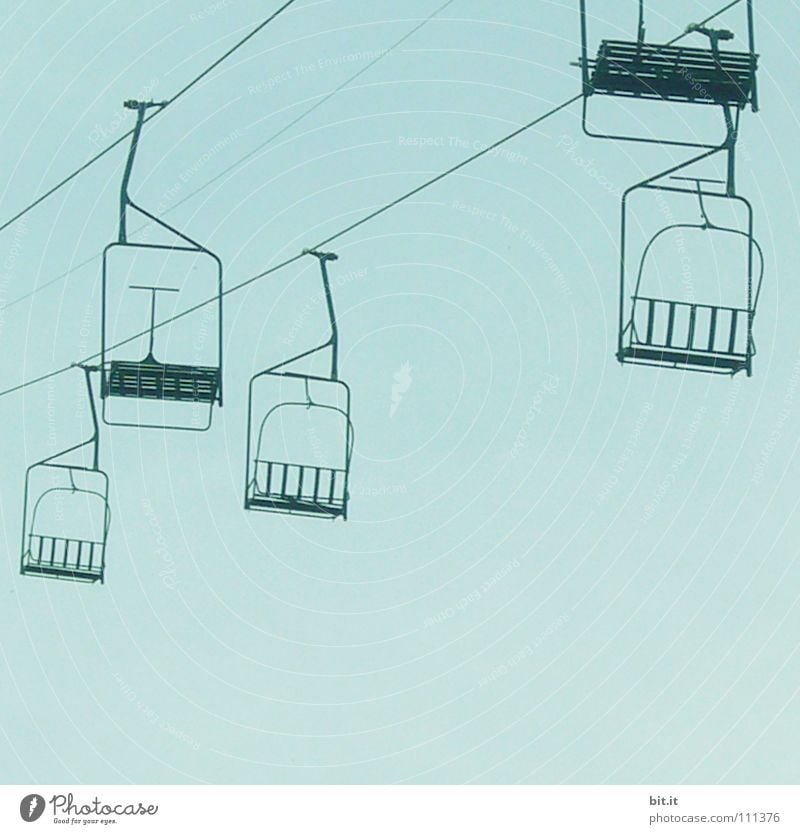 LIFTEN Seilbahn Himmel Richtung blau Sesselbahn Freisteller leer Menschenleer Textfreiraum unten horizontal Blauer Himmel Wolkenloser Himmel Sport