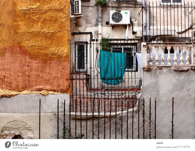 Eigentumswohnung Häusliches Leben Wohnung Renovieren Klimaanlage Barcelona Spanien Stadt Stadtzentrum Altstadt Haus Ruine Gebäude Mauer Wand Fassade Balkon