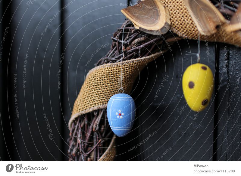 osterkranz Holz Vorfreude Ostern Kranz Osterei Autotür Dekoration & Verzierung Osternest blau gelb gepunktet geflochten Handarbeit gebastelt Schwarzweißfoto