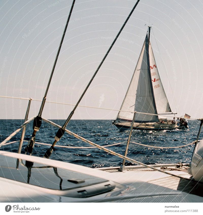 gekreuzt Wasserfahrzeug Sportboot Segelboot fahren Wellengang Meer Seil Luke Reling weiß blau Regatta Seemann Kapitän Erfolg Sommer Ferien & Urlaub & Reisen