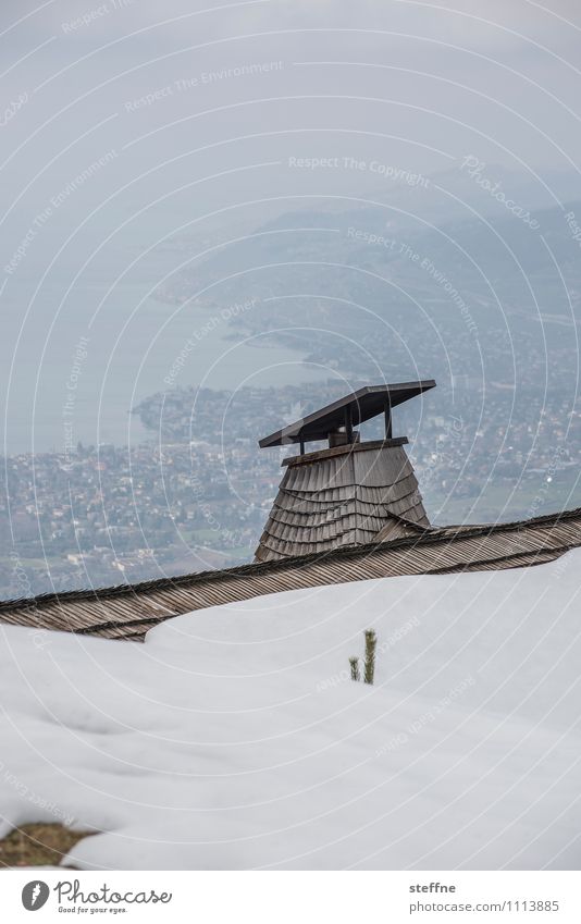 Der Winter geht Frühling Nebel Schnee Seeufer Genfer See montreux Schornstein kalt Farbfoto Außenaufnahme Textfreiraum oben Textfreiraum unten