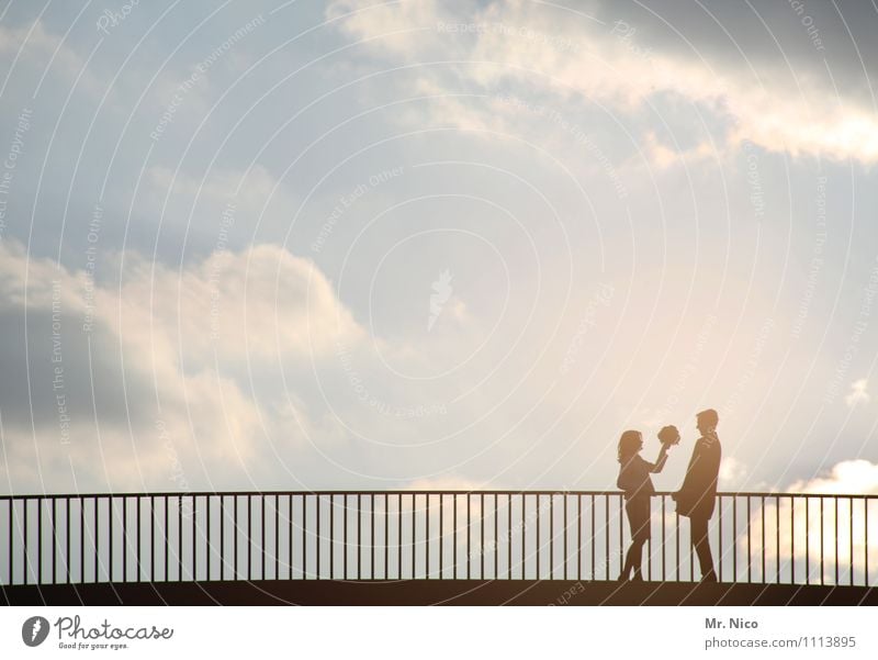 lovestory 4 Lifestyle Freizeit & Hobby Ausflug maskulin feminin Paar Partner 2 Mensch Umwelt Himmel Wolken Klima Schönes Wetter Stadt Brücke Fußgänger Straße