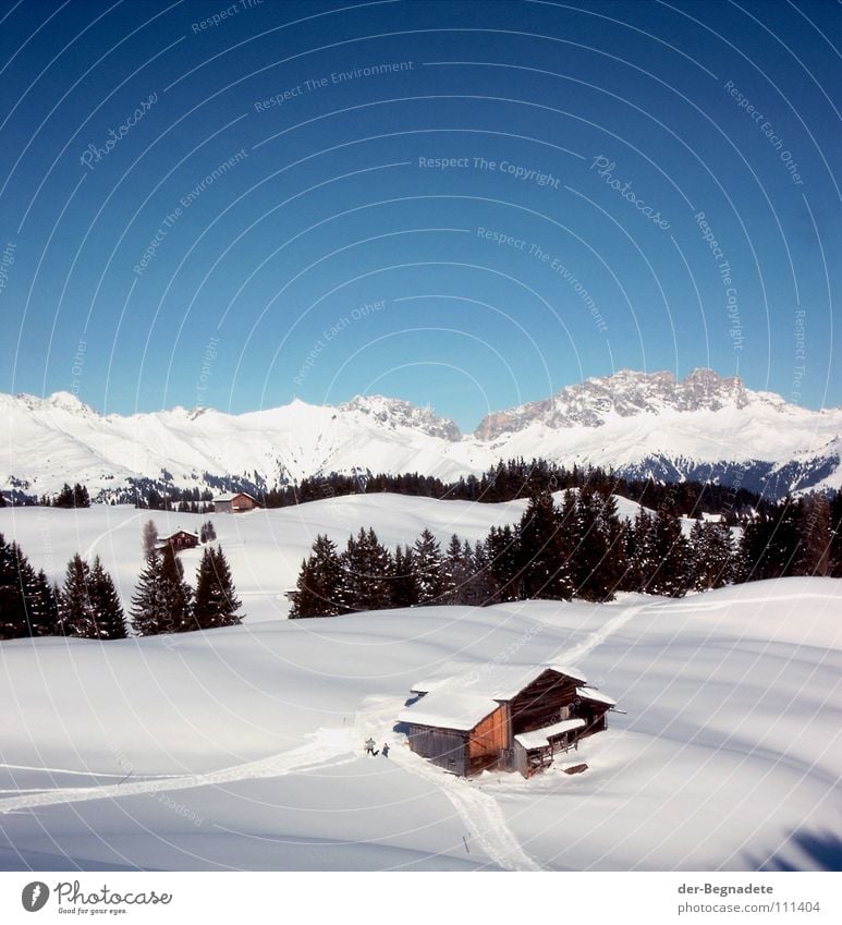 Bergidylle IV Winter Februar kalt Neuschnee Winterurlaub Schneewandern Kanton Graubünden Schweiz weiß Schneewehe Holzhütte Berghütte Dach braun Schönes Wetter