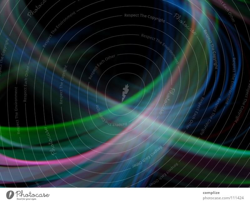 Rausch 03 Rauschmittel LSD Streifen Licht zart elektronisch Lichtschlauch Schlauch schwarz virtuell online violett grün Unschärfe Langzeitbelichtung Belichtung