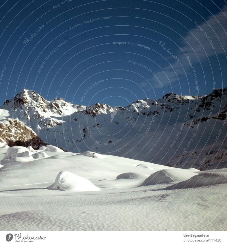 Schneebuckel Winter Februar kalt Neuschnee Winterurlaub Schneewandern Kanton Graubünden Schweiz weiß Schneewehe braun Schönes Wetter Tiefschnee Wolken Alm