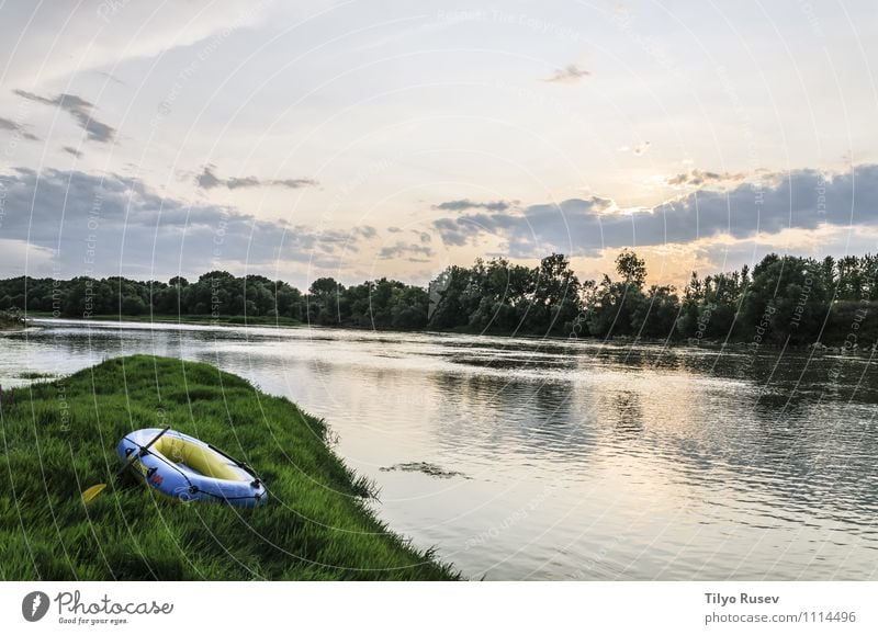 Bunter Sonnenuntergang in dem Fluss schön Natur Landschaft Himmel Wald Platz natürlich blau grün Farbe Frieden Beautyfotografie farbenfroh Europa Fischen