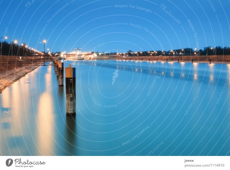 Pfahlbau Himmel Schönes Wetter Binnenschifffahrt Schleuse blau gelb ruhig Farbfoto mehrfarbig Außenaufnahme Abend Dämmerung Kunstlicht Langzeitbelichtung