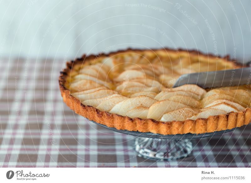 anSchneiden Teigwaren Backwaren Kuchen Messer authentisch lecker süß genießen Birnentarte Torte Tortenplatte Tischwäsche kariert Farbfoto Innenaufnahme