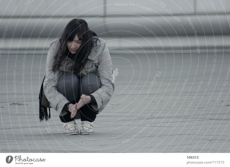 LONELY Frau hocken verträumt Einsamkeit Hand Suche Beton Schweben Schwerelosigkeit Denken Gedanke Winter kalt beobachten Erholung Pause Langeweile schön lonely