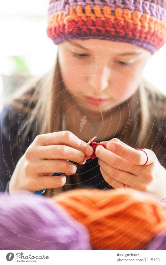 Verwirklichung Freizeit & Hobby Basteln Handarbeit stricken häkeln Mensch Kind Mädchen 8-13 Jahre Kindheit Mode Bekleidung Mütze langhaarig natürlich weich